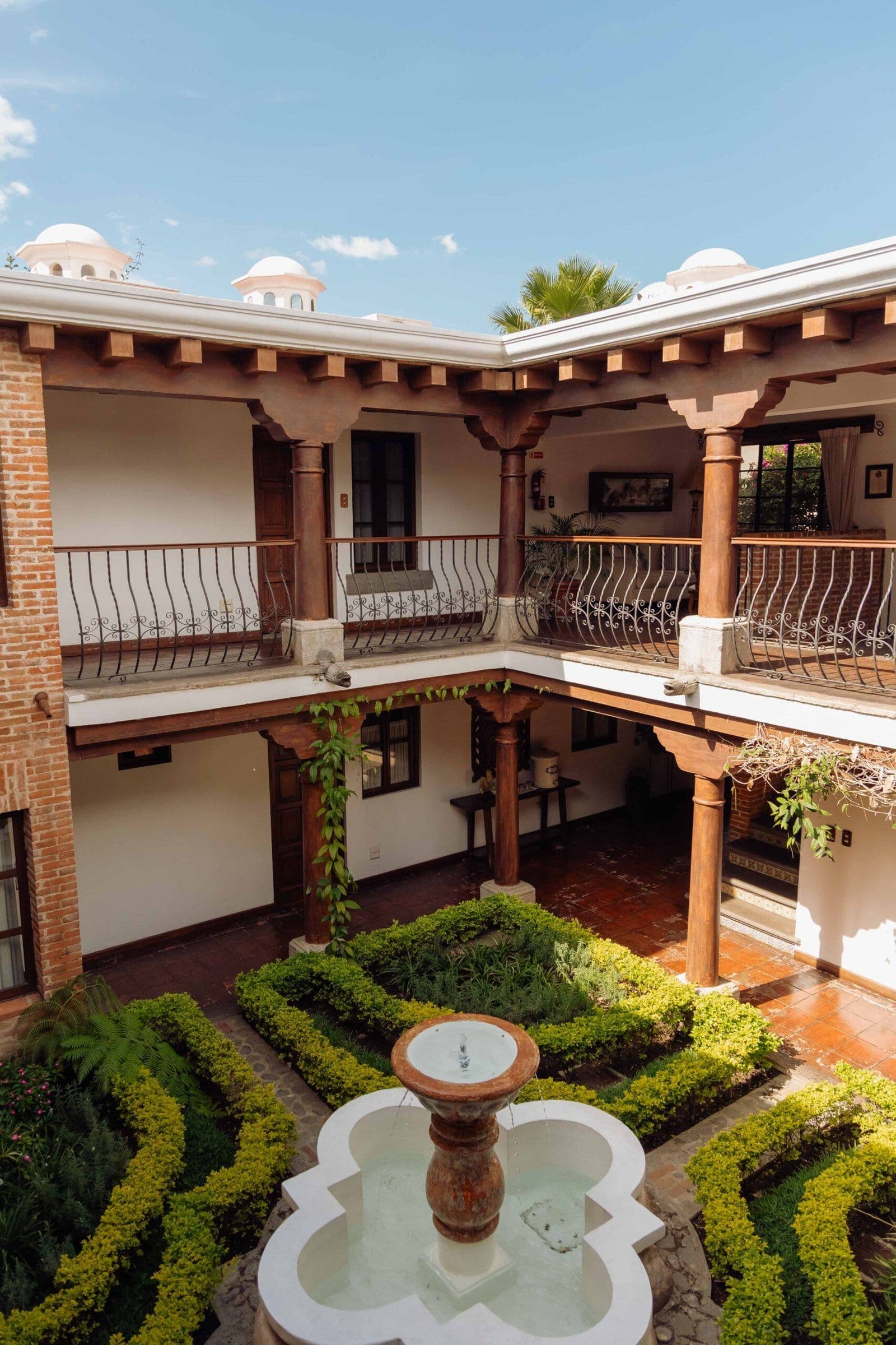 Colonial courtyard at Hotel Los Pasos